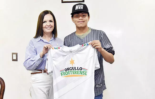 La alcaldesa Sari Pérez Cantú recibió con orgullo al joven prospecto Eduardo Salazar, un talentoso beisbolista de apenas 14 años de edad