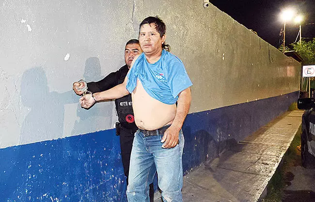 En completo estado de ebriedad y tirado sobre la banqueta fue localizado un sujeto identificado como Daniel Lara, durante la madrugada de ayer.