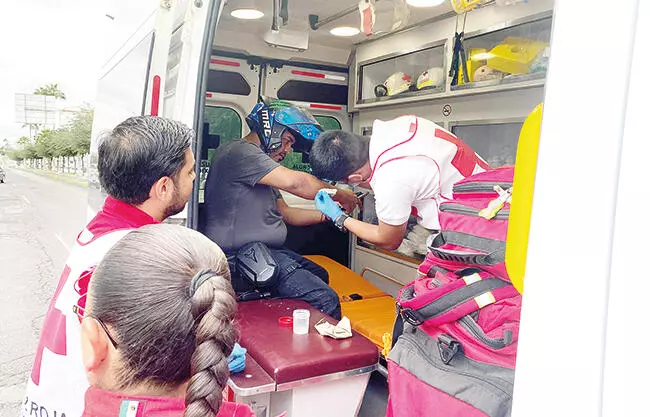 Un motociclista terminó con heridas en un brazo al sufrir un percance vial