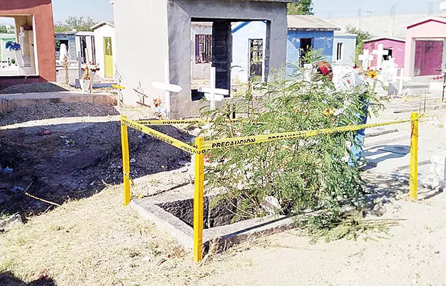 Trabajadores municipales iniciaron las labores de seguridad, limpieza y rehabilitación en el Panteón Dolores, ubicado en la colonia Occidental.