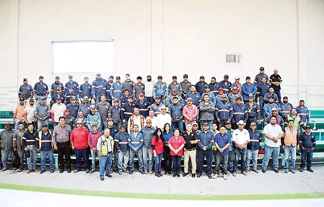 La alcaldesa Sari Pérez Cantú, realizó la entrega de uniformes al personal sindicalizado