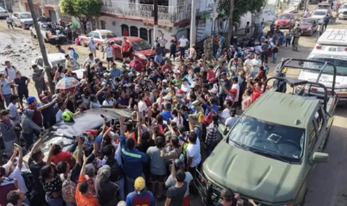 La Presidenta Sheinbaum enfrentó reclamos de damnificados en Poza Rica, Veracruz, una de las zonas más afectadas, por lo que se retiró.