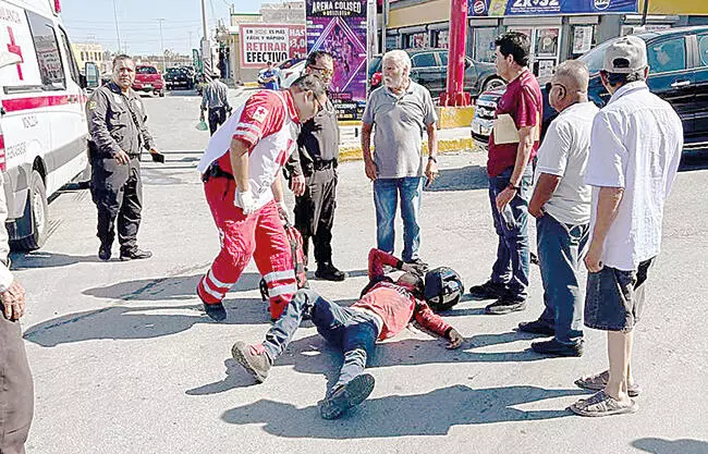 Un motociclista lesionado y daños materiales fue el resultado de un aparatoso choque entre una motocicleta y un automóvil.
