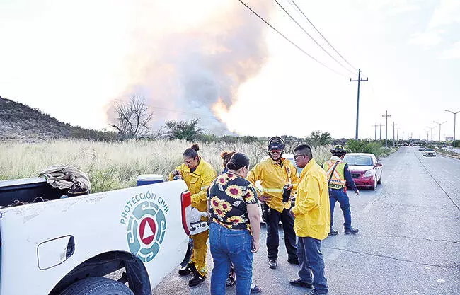 Un incendio de maleza registrado a un costado de la Avenida Montessori, provocó una intensa movilización de cuerpos de Bomberos.