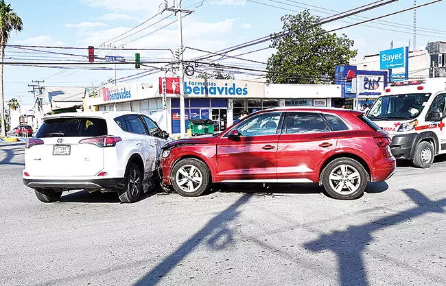 Dos mujeres protagonizaron un aparatoso accidente vial en el cruce del bulevar Benito Juárez y Avenida LeMans, a la altura de la colonia Tecnológico