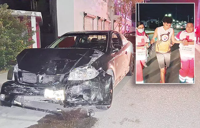 Un aparatoso accidente vial registrado en la colonia La Amistad, dejó como saldo tres jóvenes lesionados y daños materiales en pérdida total