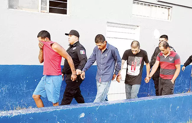 Cuatro sujetos fueron detenidos por elementos de la Policía Municipal en el cruce de las calles Tizoc y Tezozomoc, en la colonia Ciudad Deportiva