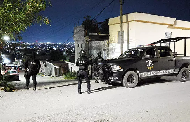 Agentes estatales llegan hasta la casa de Santos, un depravado que tiene varias denuncias por atacar sexualmente a niñas que iban a su tienda