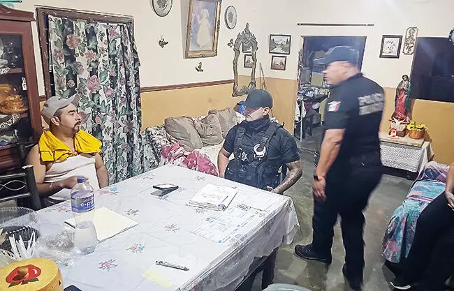 Para aterrorizar a sus víctimas, extorsionadores enviaron imágenes de una persona torturada, desnuda y golpeada.
