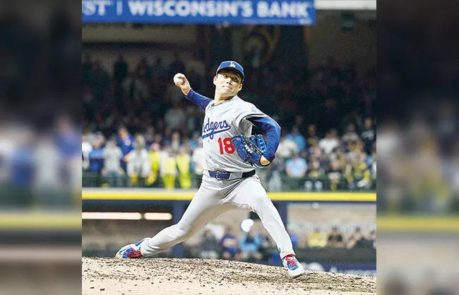 El lanzador japonés dominó a la ofensiva de Cerveceros y le dió la segunda victoria a los Dodgers que tienen medio boleto para la Serie Mundial