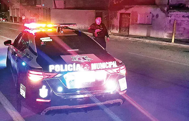 La oportuna intervención de elementos de la Policía Municipal permitió que una mujer con síntomas de infarto recibiera atención médica a tiempo