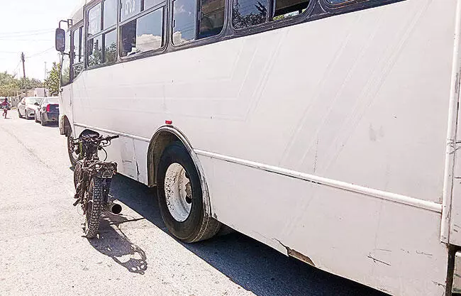 Un motociclista resultó levemente lesionado al participar en un accidente vial