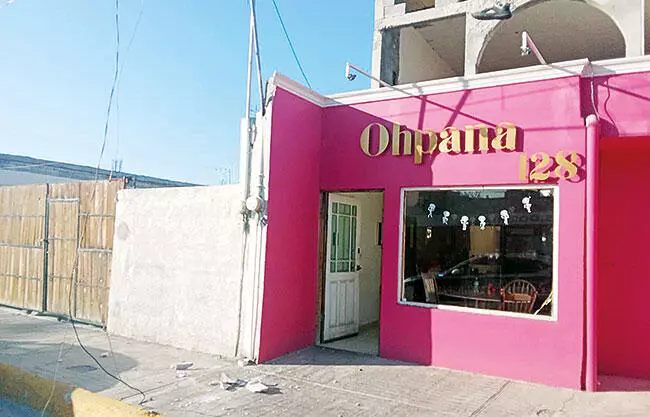 Un tráiler provocó la caída de cables y daños en la fachada de una vivienda