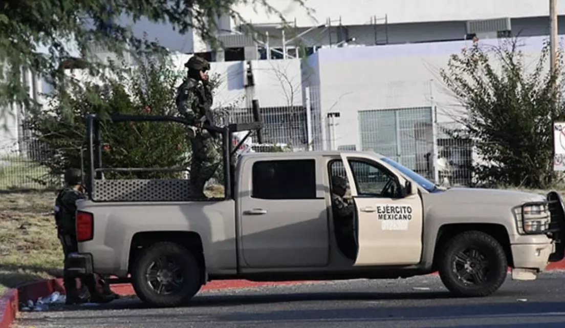 Autoridades policíacas continuaban aún en el lugar donde se reportaron los hechos levantando evidencias.