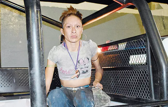 La noche de ayer, una mujer fue detenida por elementos de Seguridad Pública luego de protagonizar un escándalo en su domicilio.