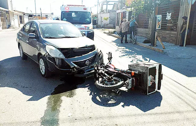 Un repartidor de comida rápida que tripulaba una motocicleta resultó levemente lesionado y hospitalizado en la Cruz Roja.