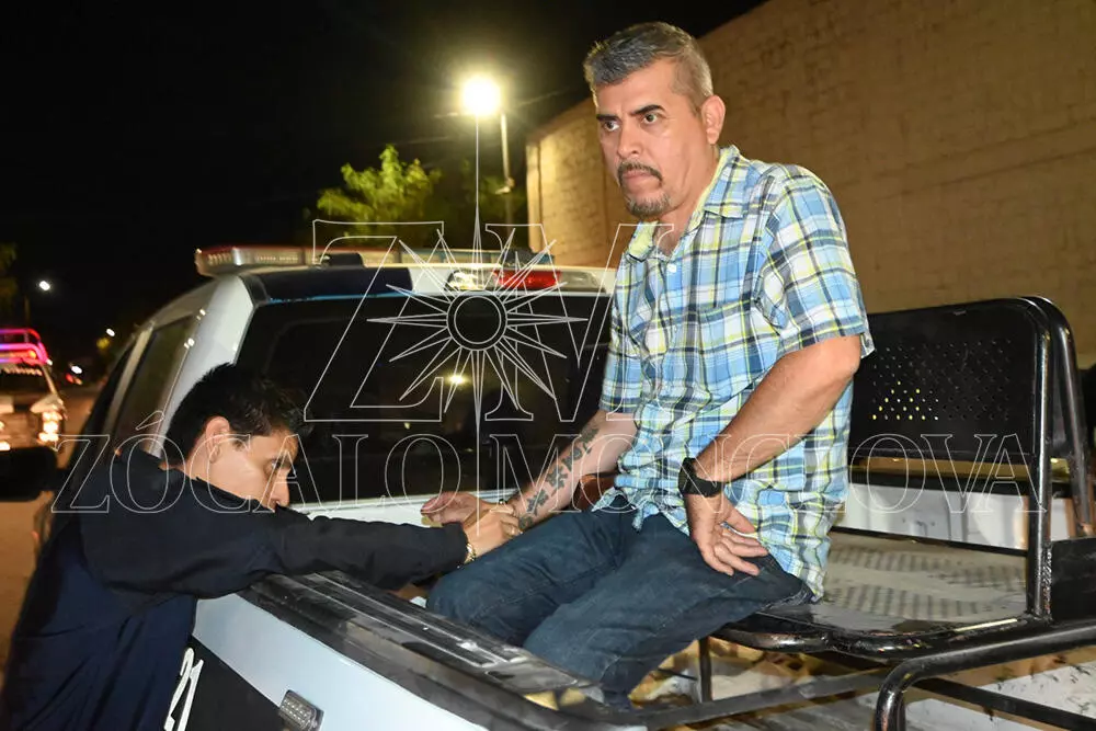 Dos de sus amigos lograron ingresar al domicilio al notar la presencia de las patrullas; sin embargo, Javier no fue tan veloz. 
