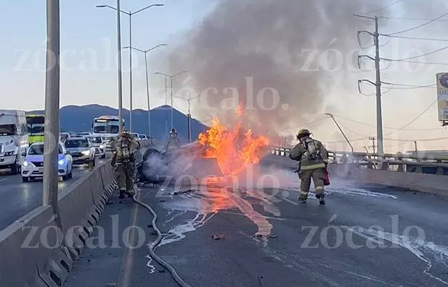 El conductor logró salir a tiempo y fue detenido por agentes de Tránsito Municipal, ya que presuntamente presentaba aliento alcohólico
