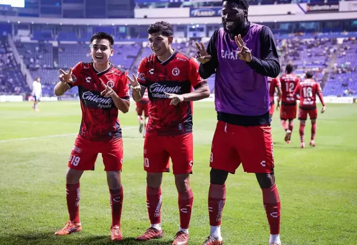 El juvenil mexicano, Gilberto Mora, se unió al bailecito al estilo de Aldo Nigris en el duelo entre Puebla y Xolos