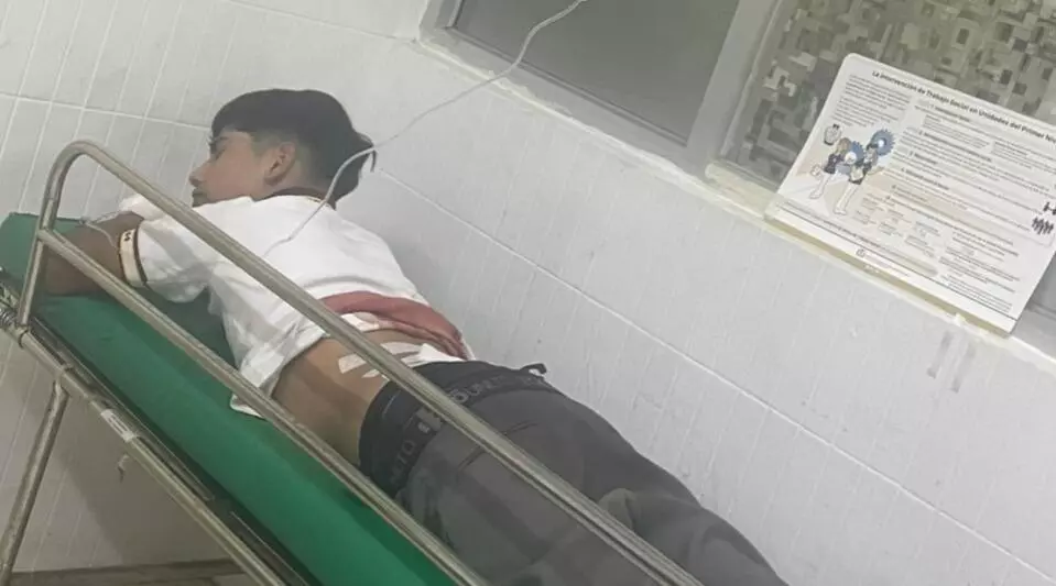 El menor fue trasladado por medios particulares hasta la Clínica No. 9 del IMSS, donde fue atendido por personal médico