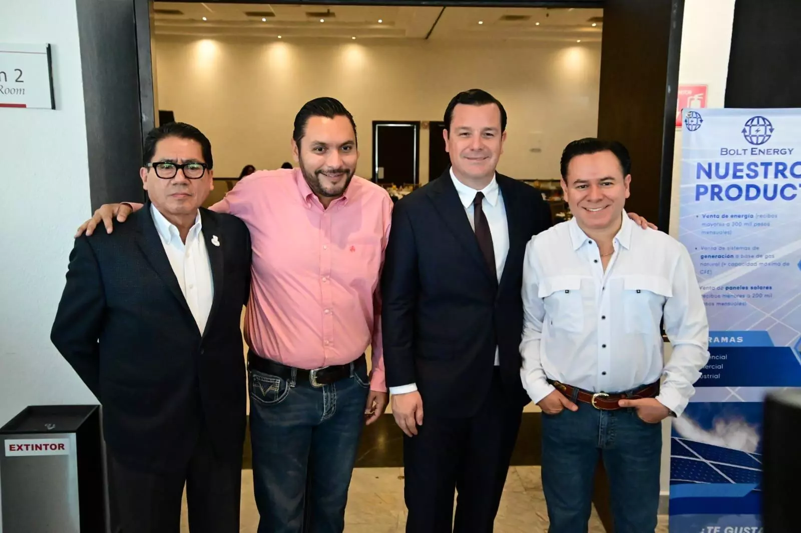 El Fiscal General del Estado, Federico Fernández Montañez, encabezó una reunión con empresarios de la Región Centro de Coahuila, donde expuso el 
