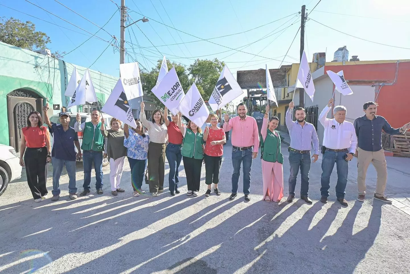  El alcalde de Monclova, Carlos Villarreal, dio inicio a los trabajos de recarpeteo en la Privada Buenos Aires, ubicada en el Centro de la ciudad, com