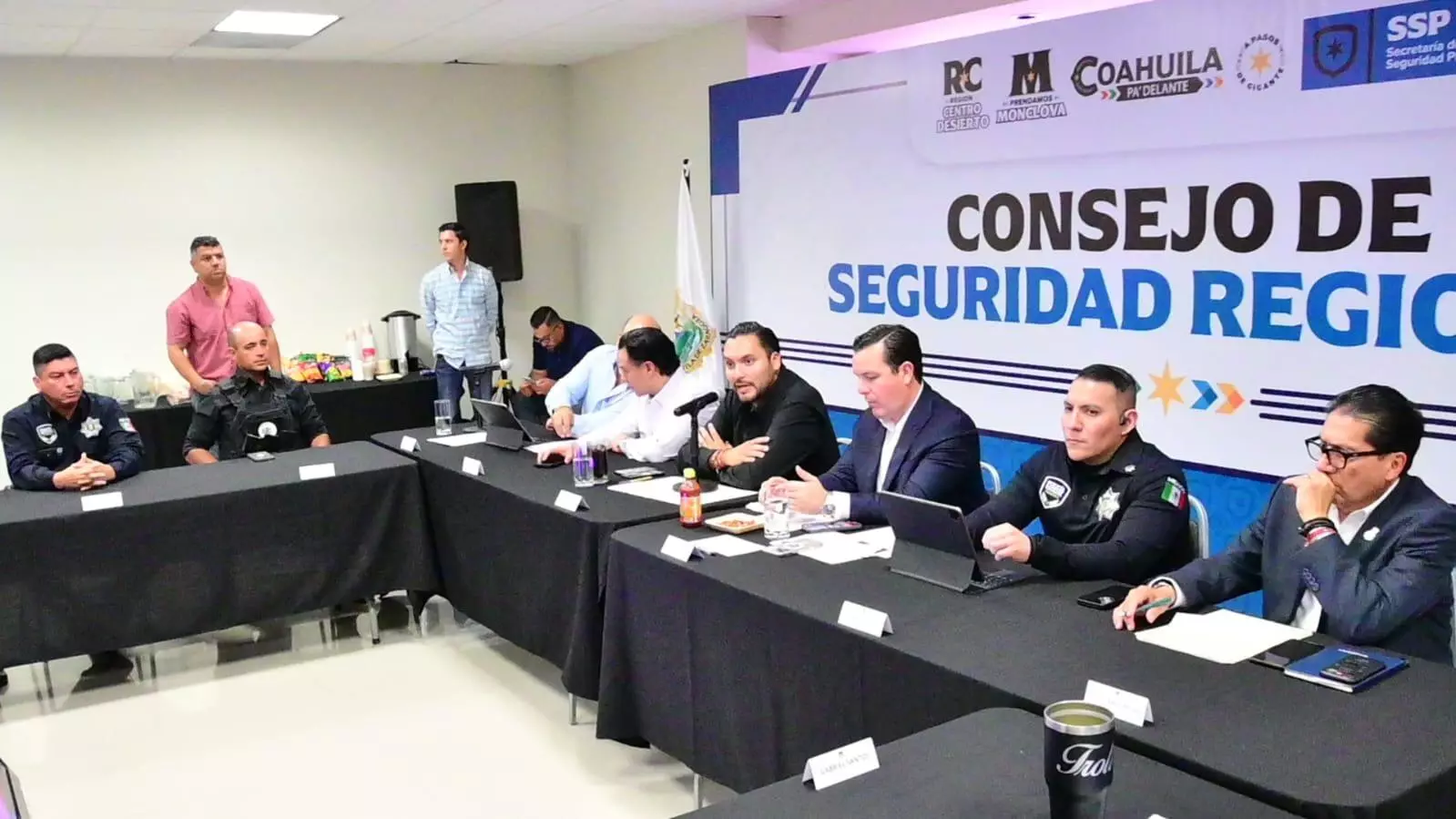La reunión contó también con la presencia de representantes de diversas corporaciones estatales y municipales, reafirmando el compromiso conjunto p