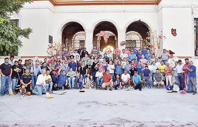 El alcalde Víctor Manuel Leija Vega, acompañado de funcionarios municipales, realizan jornada de limpieza en la Plaza Principal