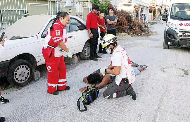 Un motociclista resultó con graves lesiones luego de derrapar y caer aparatosamente al pavimento la tarde del martes.
