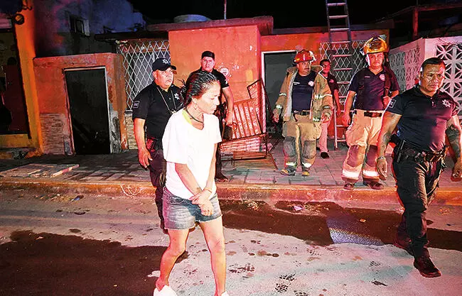 Diana, lanzó piedras a los policías desde el patio de la vivienda