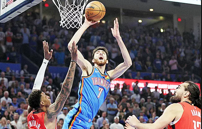 Los fanáticos del Thunder obtuvieron todo lo que querían el martes: una ceremonia de anillos, la revelación del banner de campeón y una victoria s