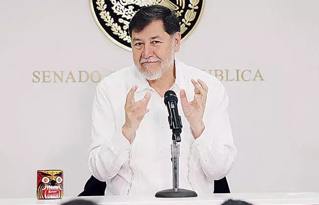 Aunque lo tiene prohibido por la Ley de Responsabilidades, el Código de Ética del Senado y hasta por los lineamientos de Morena, el senador Gerardo 
