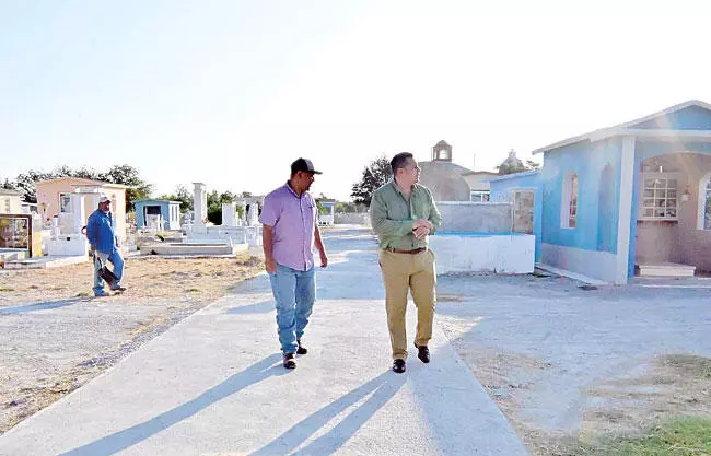 El alcalde Javier Flores supervisa los trabajos de mantenimiento