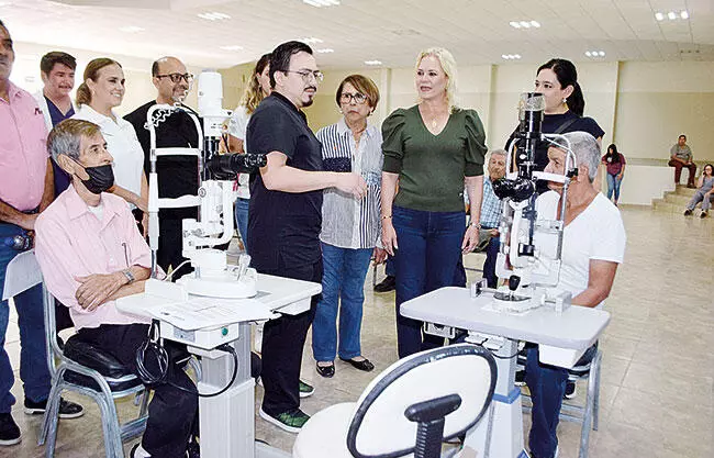 La Alcaldesa de Múzquiz saludó a las personas que acudieron a realizarse su evaluación médica y ver si requieren de la cirugía