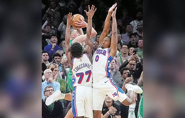 Tyrese Maxey anotó 40 puntos y VJ Edgecombe agregó 34 en su debut en la NBA
