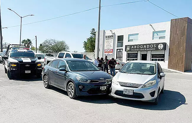 Un gran susto se llevaron dos conductores, al protagonizar la tarde de ayer un choque frontal en el cruce de la calle Francisco Alfaro.