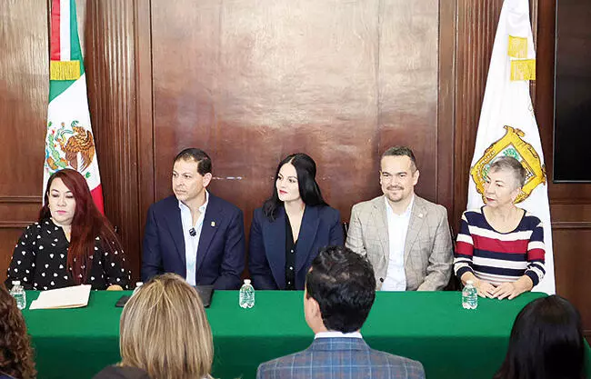 En el marco  del 45 Aniversario  de la Facultad de Comunicación, presentan la muestra que reúne fotografías, pinturas y piezas  de arte creadas