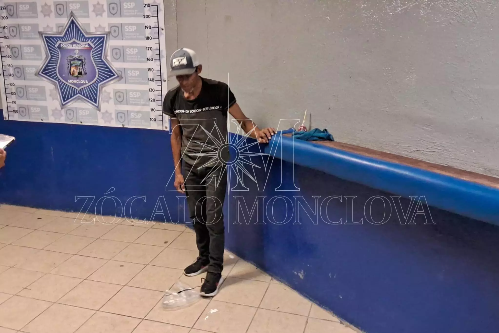 Los oficiales procedieron a detenerlo y trasladarlo a las celdas municipales, donde quedó a disposición del juez calificador en turno por cometer un
