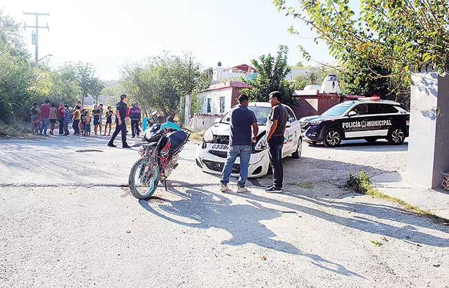El conductor del auto de alquiler no respetó las vialidades y chocó contra la moto
