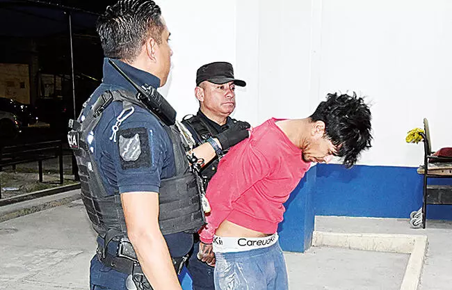 Por el delito de portación de arma prohibida y lo que resulte, un hombre identificado como Vicente Martínez Salas fue consignado ante el MP