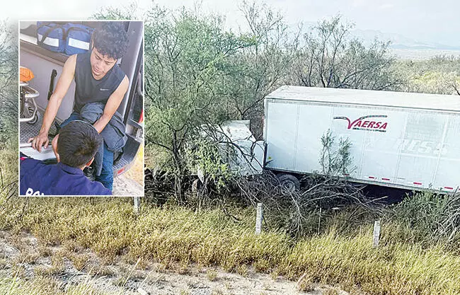 Gran susto se llevó un chofer de tráiler, al protagonizar una aparatosa salida de camino sobre la carretera Federal número 53.