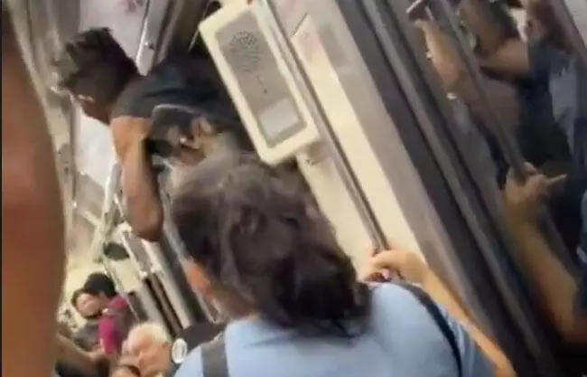 Hasta el momento, las autoridades de Jalisco no han confirmado la identidad del hombre ni han emitido un informe oficial detallado sobre el suceso