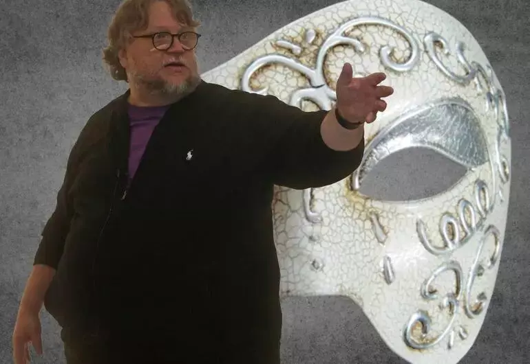 Mientras promociona Frankenstein, Guillermo del Toro reveló su interés por reinventar al clásico Fantasma de la Ópera.