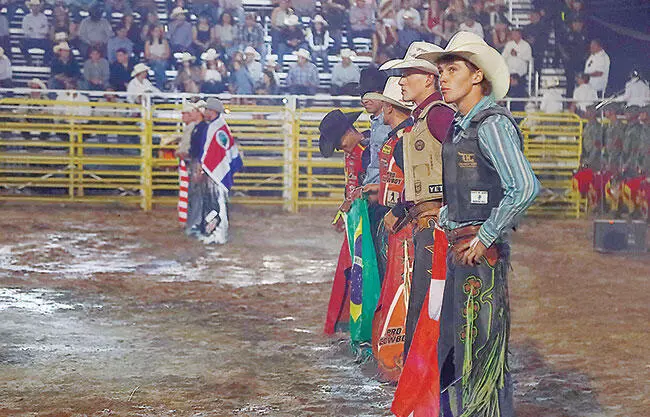 Hallan jinetes y payasos en el peligro una adrenalina que se intensifica con el clamor de un público que ya los respeta