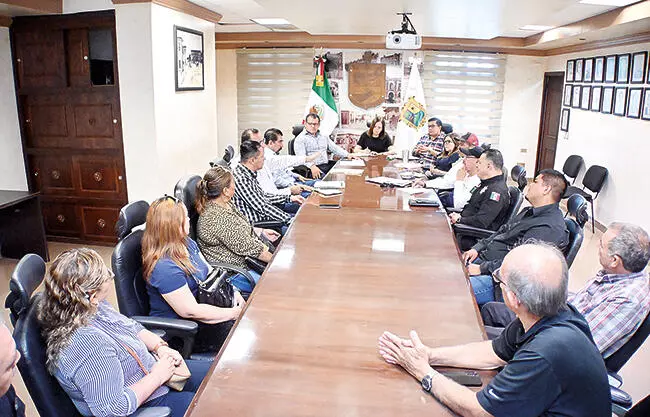 La alcaldesa Sari Pérez encabezó una reunión con líderes de comerciantes para acordar medidas de reacomodo, seguridad y mejora del espacio