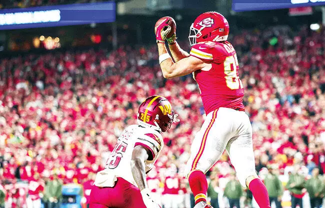 Los Chiefs de Kansas City se despegaron de un empate al medio tiempo para lograr una victoria anoche de 28-7 sobre los Commanders de Washington