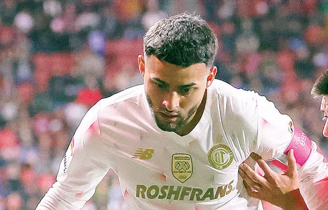 Alexis Vega -capitán del club Toluca- salió lesionado en el empate (2-2) de su equipo ante el Pachuca