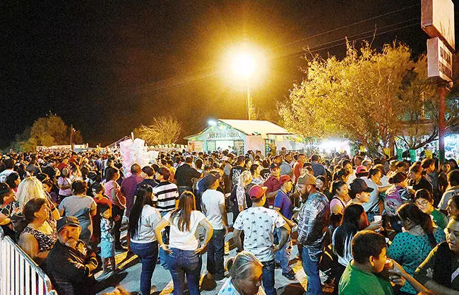 Aunque hoy es la celebración, desde anoche los feligreses llevaron veladoras y rezaron oraciones