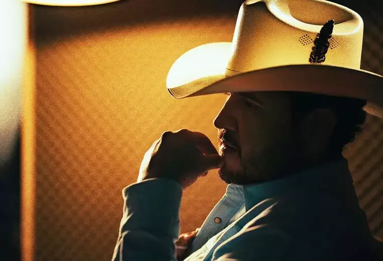 El tema “Javier el de los Llanos” fue compuesto por Edén durante su etapa con Calibre 50; está inspirado en la vida de Javier Torres Félix.