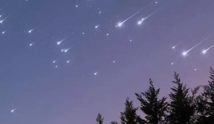 Pescadores ecuatorianos captaron impresionantes imágenes en el océano Pacífico, mostrando la caída de fragmentos de un meteorito. 